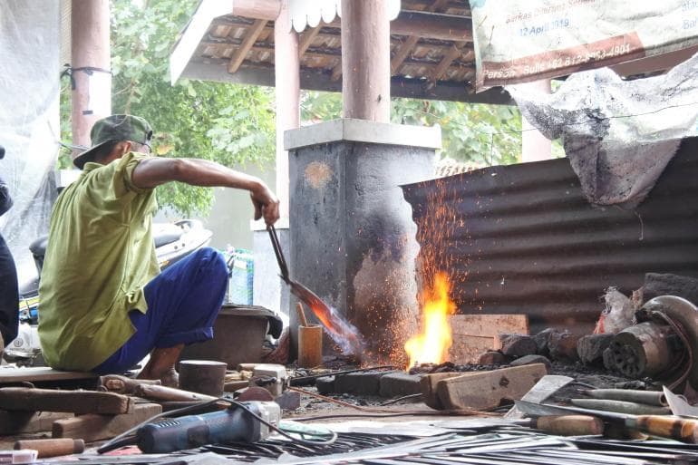 Pandai besi di Pasar Gawok masih menggunakan arang untuk memanaskan besinya. (Kompasiana/Hanan S)
