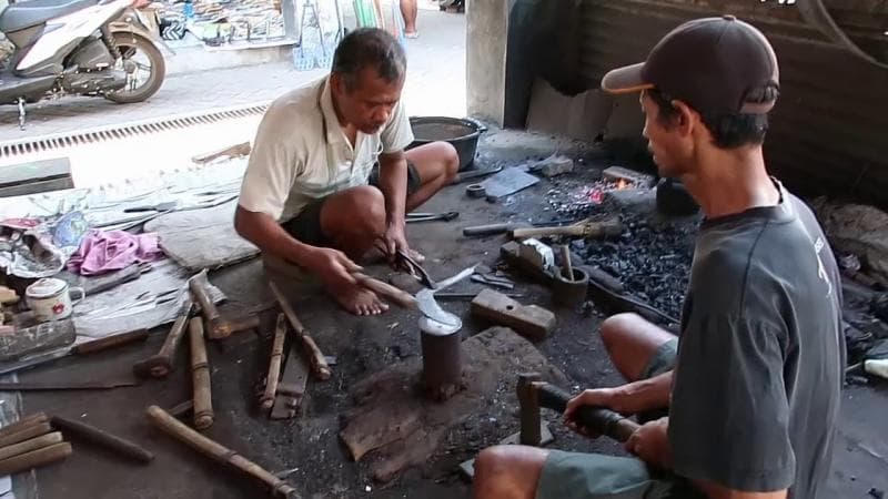 Pandai besi di Pasar Gawok masih memakai cara tradisional. (YouTube/Mewalik)