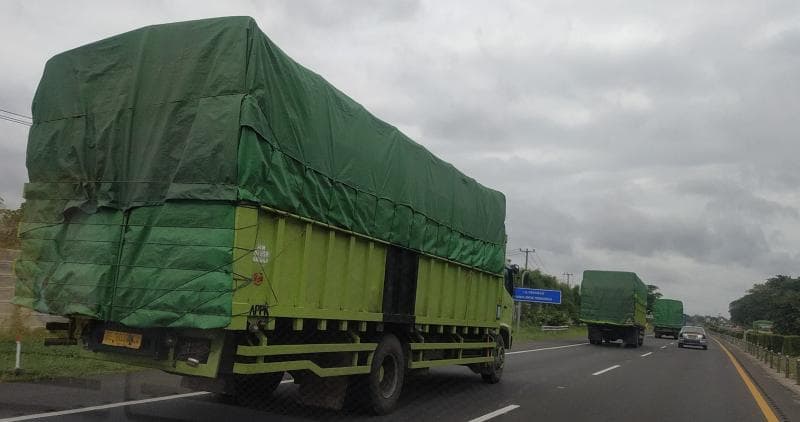 Pengusaha logistik dan pengiriman barang nggak keberatan dengan larangan truk lewat selama Lebaran. (Selatsunda.com/Ronald)