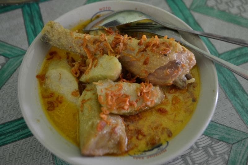 Lontong tuyuhan, makanan khas Rembang yang cocok disajikan saat Lebaran. (Ksmtour)