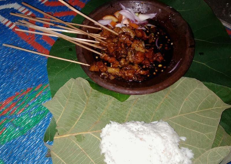 Satai laler khas Rembang, lengkap dengan nasi yang dibungkus dengan daun jati. (visitjawatengah.jatengprov.go.id)