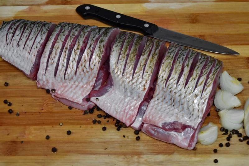 Selain digunakan untuk memotong daging matang, <i>slicing knife</i> juga cocok digunakan untuk menguliti ikan dan daging. (Pixnio)