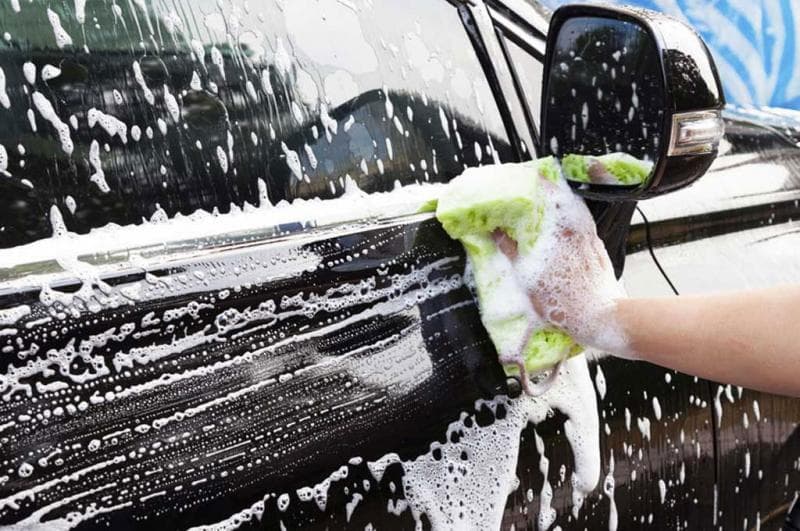 Bersihkan bodi mobil dengan saksama. (via Media Indonesia)