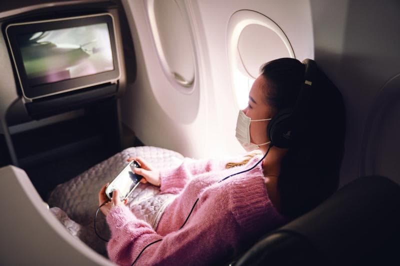 Sweater dan selimut bisa kamu kenakan saat terbang karena akan menghangatkan badan.(Singapore Airlines)