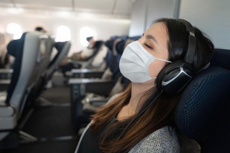 Usahakan untuk bisa tidur saat di dalam pesawat. Tidur yang cukup membuatmu tetap segar dan nggak lesu sesampainya di tempat tujuan. (Getty Images/Andresr)
