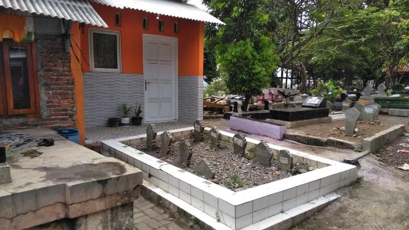 Rumah di Permakaman Bergota, persis berdiri di samping makam. (andiadiguna.blogspot)