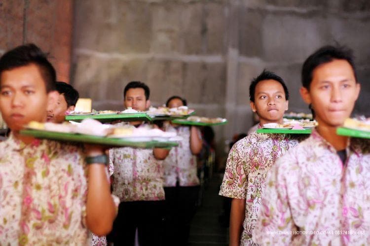 Tradisi piring terbang di pernikahan di Solo Raya dan daerah lain di Jawa Tengah. (Hipwee/dna-photovideo.com)