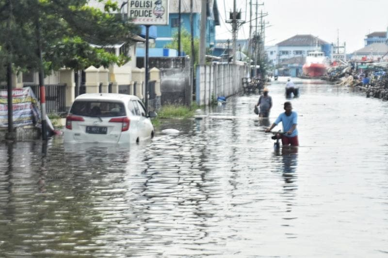 Banjir rob di Kota Semarang pada hari ini, Senin (23/5/2022). (Ayosemarang/Audrian Firhanussa)