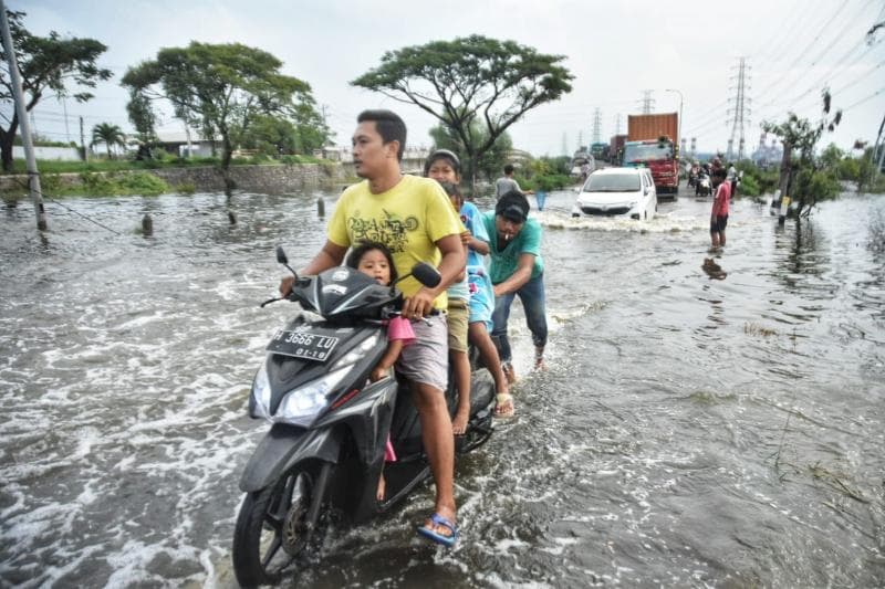 Meski ada pengaruh dari fenomena perigee, banjir rob Semarang dipicu oleh banyak faktor. (Ayosemarang/Audrian Firhanussa)