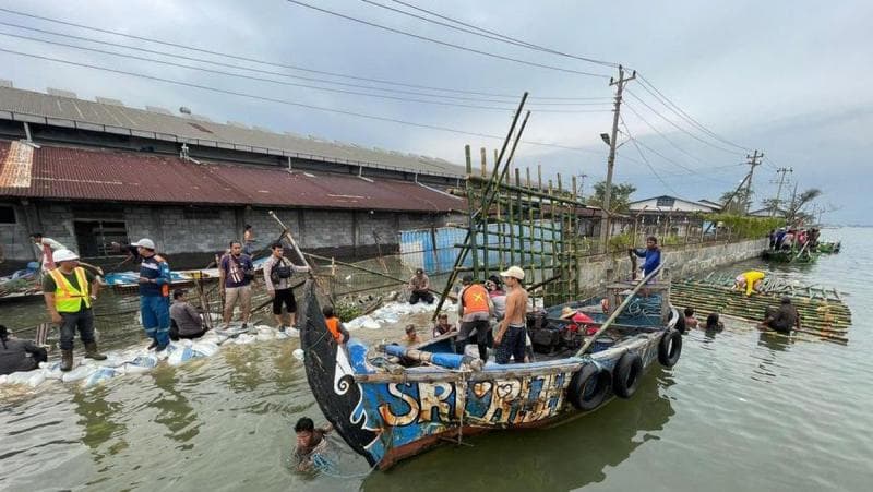 Penambalan Tanggul Laut di Tanjung Emas Semarang Masih Dilakukan