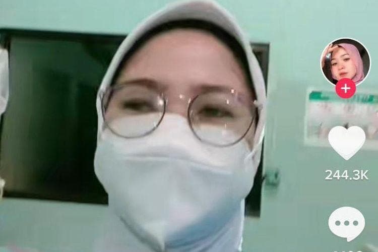 Viral video mahasiswi nakes yang memasang kateter pasien. (TikTok/moditabok)
