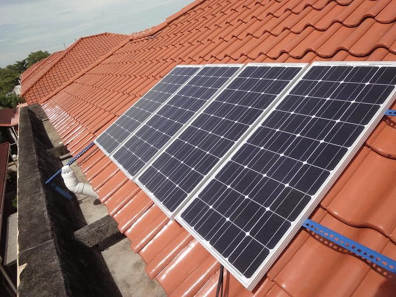 Panel surya atau PLTS dianggap sebagai solusi energi bersih dan murah. (Flickr/Marufish)
