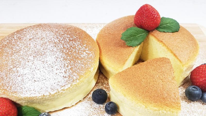 Selain disantap begitu saja, <i>ogura cake</i> juga cocok dihias menggunakan <i>butter cream</i>&nbsp; dan buah-buahan. (streetfoodrecipe)