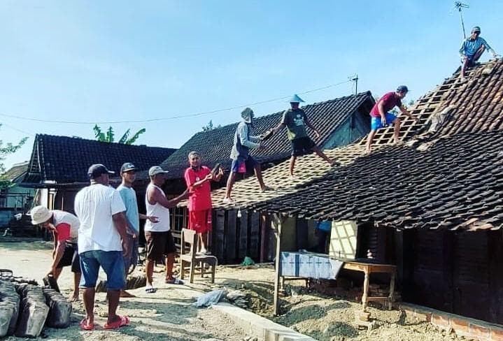 <i>Gawe Omah, sambatan </i>yang dilakukan beramai-samai mendirikan rumah. (Instagram/Lusiyono)