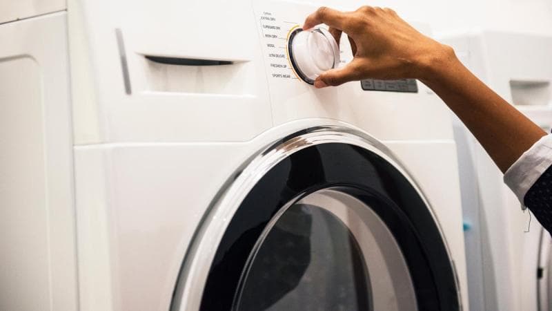 Biasanya mesin cuci memiliki beberapa mode pencucian karena menyesuaikan dengan material kain yang akan dicuci. Mode halus adalah mode yang paling banyak memakan daya. (unsplash)