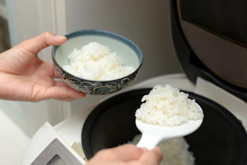 Sebelum mulai memasak nasi dengan <i>rice cooker,</i> sebaiknya rendam beras selama kurang lebih 30 menit agar cepat matang. (shutterstock)