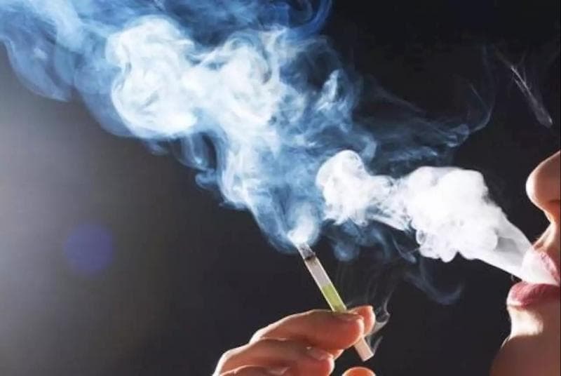 Asap rokok menyimpan residu karsinogenik dan mengendap di pemukaan benda yang ada di dekatnya. (headtopics)