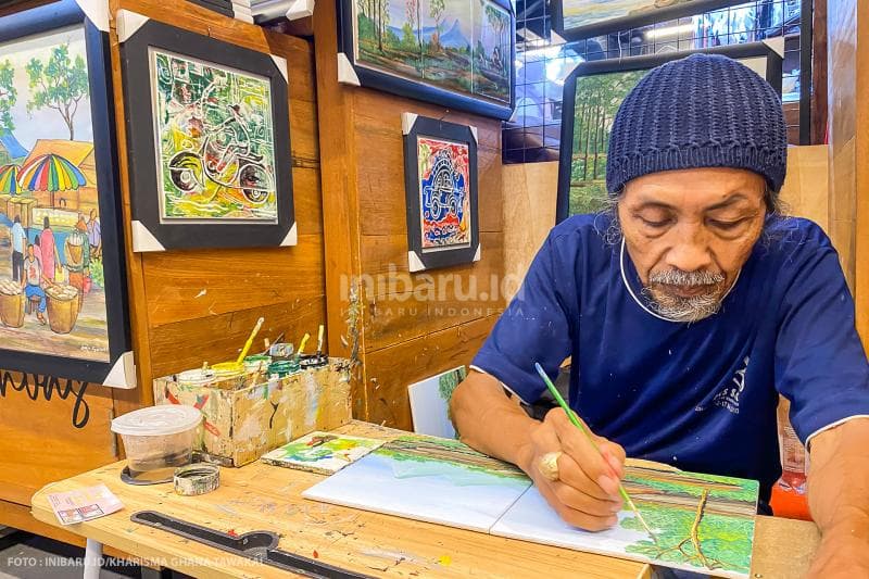 Bambang Riyadhi alias Sipe, pelukis jalanan Malioboro yang kini berpindah ke dalam Teras Malioboro.