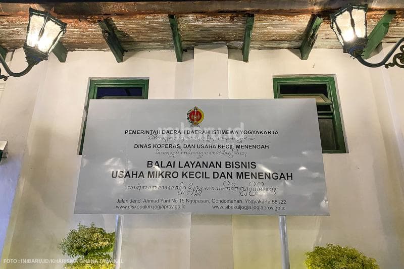 Teras Malioboro bernaung di bawah Dinas Koperasi dan Usaha Kecil Menengah Pemerintah Daerah Istimewa Yogyakarta.