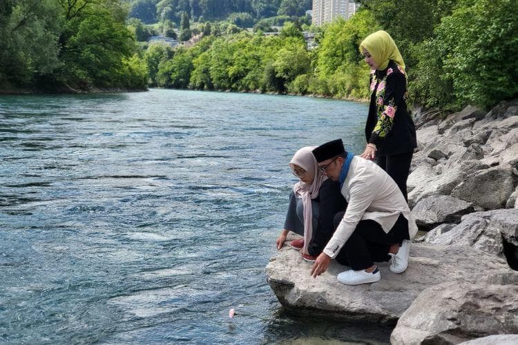 Keluarga Ridwan Kamil saat berada di Sungai Aare, Bern, Swiss. (Kompas/Dok. Keluarga Ridwan Kamil)