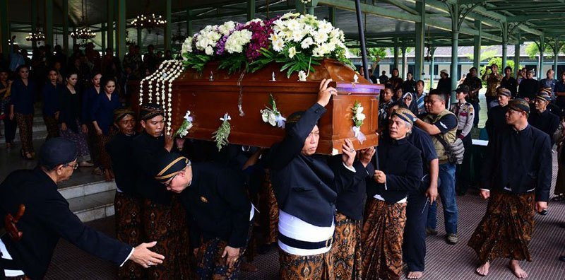 Keluarga Keraton Solo melakukan Brobosan sebelum melepas KGPAA Mangkunegara IX. (dewisundari.com via GNFI)