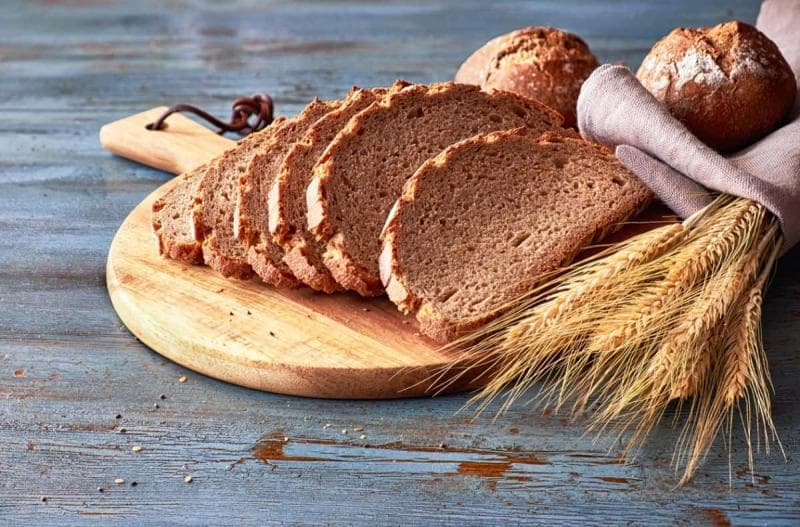 Sarapan dengan roti gandum akan membuatmu kenyang lebih lama dan energimu nggak terlalu melonjak di awal tapi lesu pada akhirnya. (foodaware)