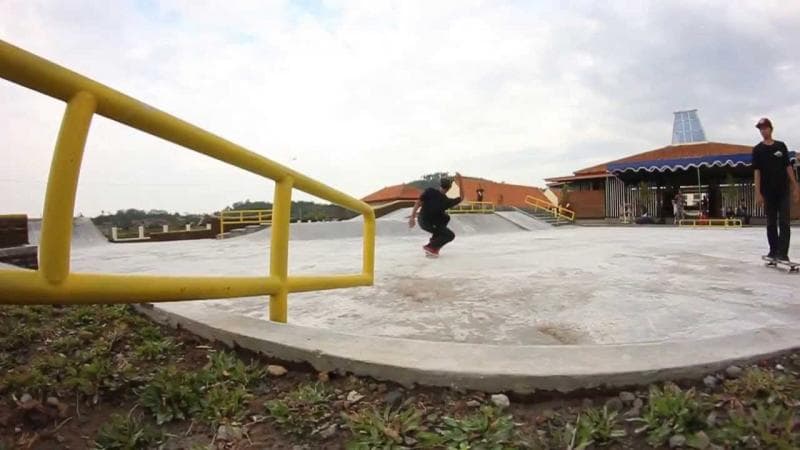 Ilustrasi: Para skateboarder bermain di skatepark. (YouTube/Bring Back)