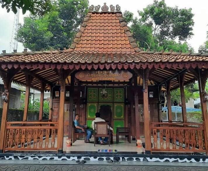 Atap rumah masyarakat Jawa yang menyerupai gunung disebut tajug. (Facebook/Berkah Jaya Mandiri)