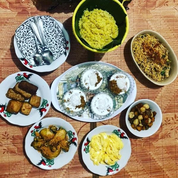 Bubur sengkolo menjadi salah satu hidangan yang ada di setiap acara syukuran di Jawa. (Instagram/Dhapoer Jawi Wetan)