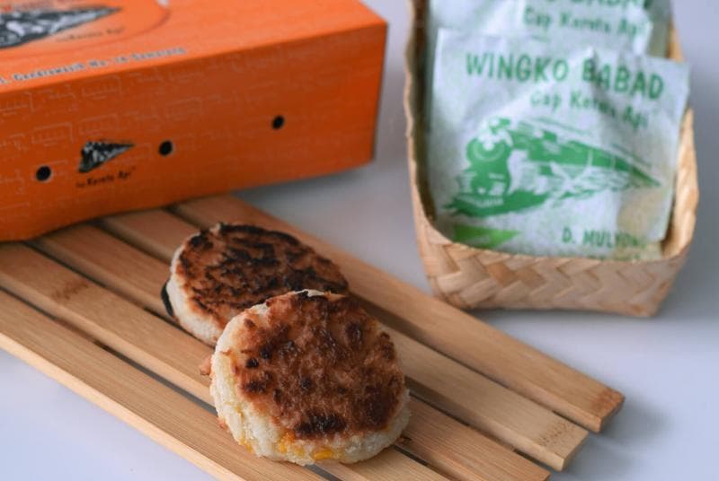 Wingko babat adalah kue yang terbuat dari kelapa muda, tepung beras ketan dan gula. Wingko babat cap Kereta Api adalah salah satu produsen yang tersohor di Semarang. (omiyago)