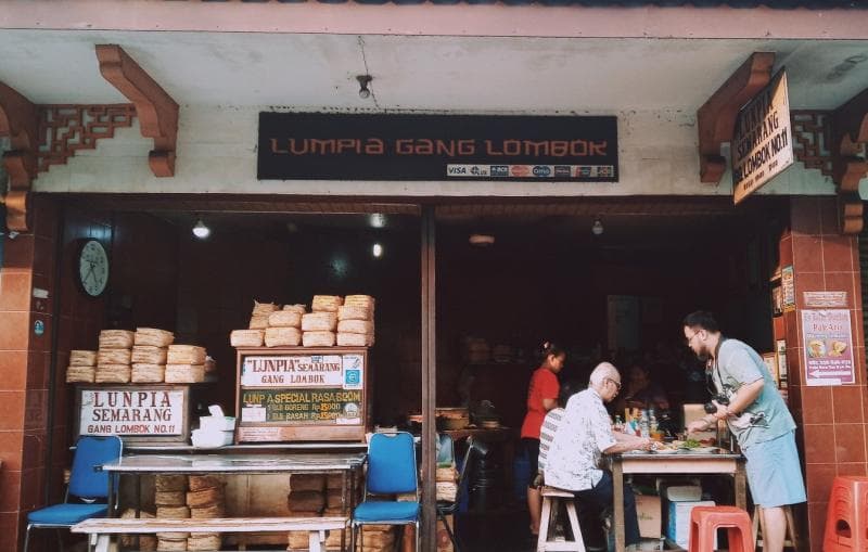 Saat hendak membawa lunpia Gang Lombok ke luar kota, sebaiknya kamu memesan lunpia basah karena lebih awet. (missnidy)