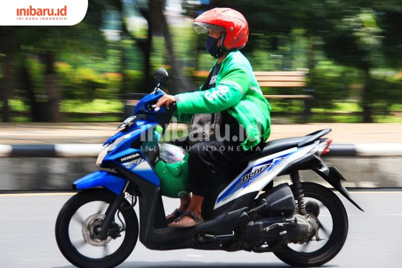 Naik sepeda motor dengan sandal jepit akan ditilang? (Inibaru.id/Triawanda Tirta Aditya)