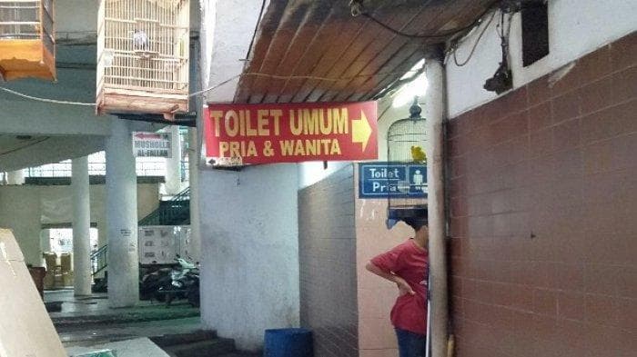 Ilustrasi: WC umum di pasar harus dibersihkan berkala. (Tribunjakarta/Muhammad Rizky Hidayat)