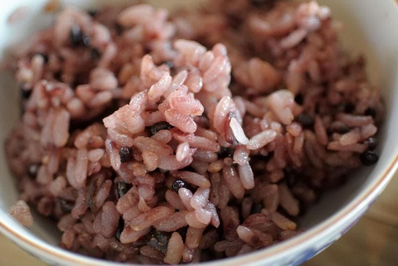 Salah satu contoh karbohidrat kompleks yang bisa kita konsumsi sebagai makanan yang membuat kita bisa tidur nyenyak adalah nasi merah. (Pixabay/Jirreaux)