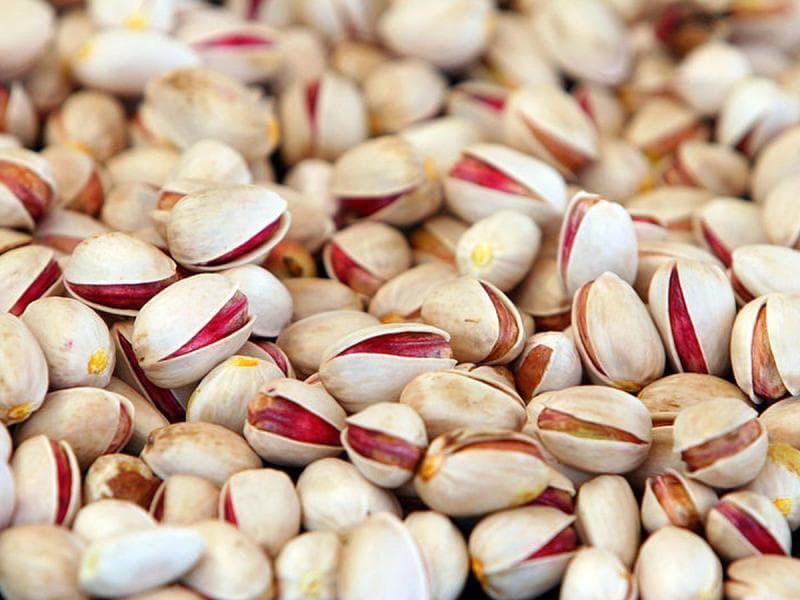 Pistachio adalah kacang-kacangan sumber serat, protein, vitamin, mineral, dan tentunya bisa membuat suasana hati jadi lebih baik. (Wikimedia Commons)