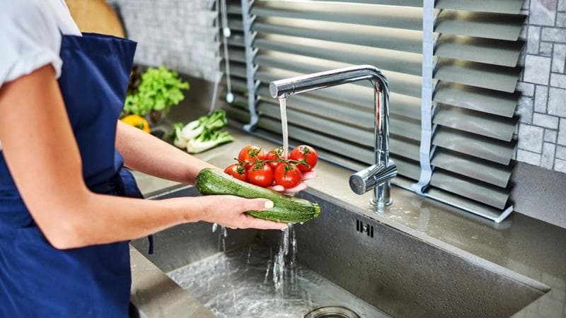 Cucilah hingga bersih semua bahan yang akan kamu masak agar nggak ada lagi cairan pestisida yang menempel. (Shutterstock)