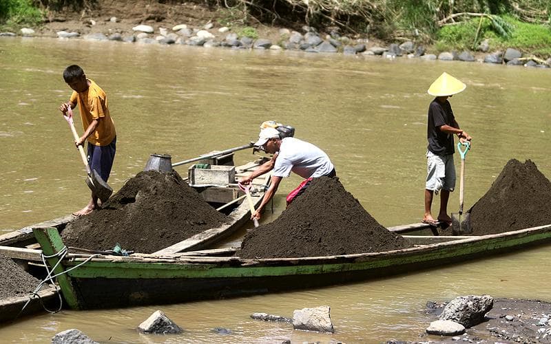 Nestapa Penambang Pasir Sungai Klawing; Penghasilan Tak Tentu, Dituding Rusak Lingkungan