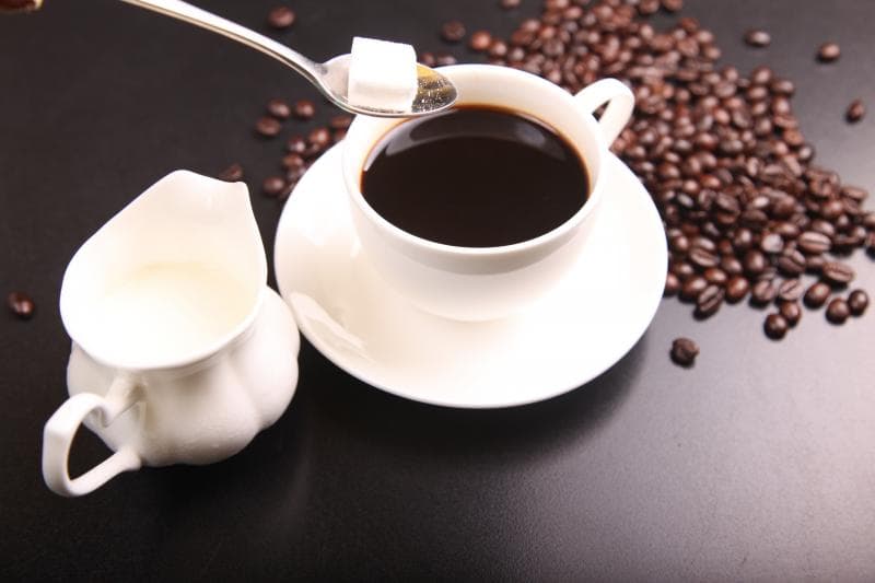 Minuman yang mengandung kafein menyebabkan tenggorokan terasa gatal. Jadi, ketika batukmu belum sembuh, tahan dulu keinginan untuk ngopi. (Pexels)