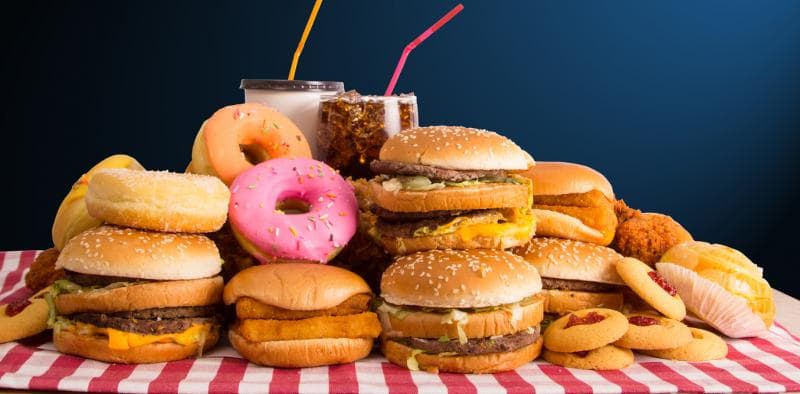 Junk food serta makanan yang mengandung gula dan tepung terigu dapat menghambat proses penyembuhan dan memperlemah daya tahan tubuh. (Phys)