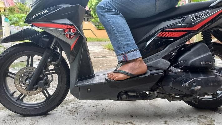 Sandal jepit sebaiknya nggak lagi kamu pakai ketika berkendara motor. (SM via Klikkoran)
