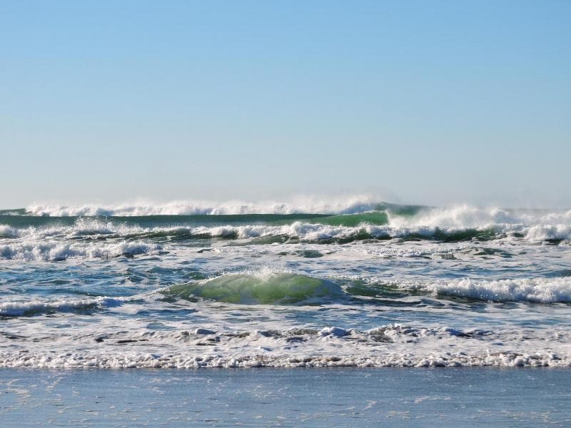 Suara ombak di tepi pantai ditambah dengan memandang birunya air laut memberikan perasaan tenang. (Pixabay/Tdfugere)