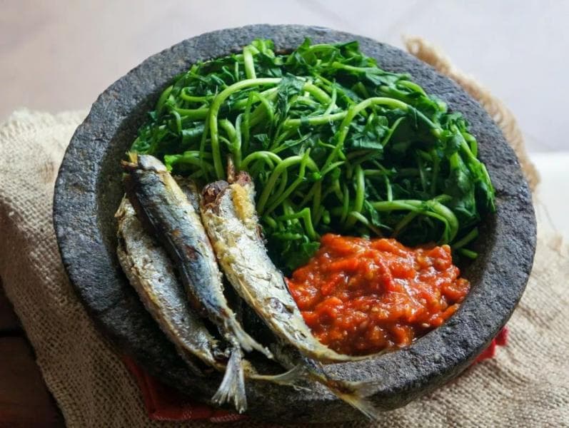 di Serat Centhini, sambal dan lalaban disajikan bersamaan dengan makanan utama, sayur, lauk-pauk, dan minum. (Instagram/Mynameisyana09)
