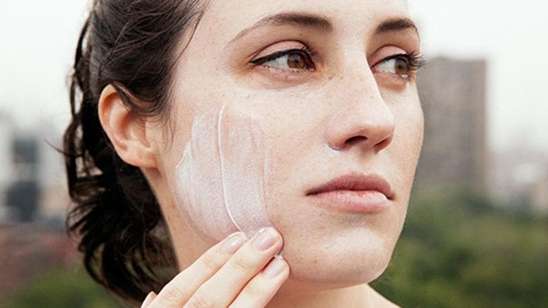 Air rendaman beras juga bisa kamu gunakan untuk masker wajah. Oleskan campuran air beras, susu, dan madu ke wajah, tunggu hingga kering, lalu bilas. Jika rutin melakukannya kulit wajah akan lembab dan sehat. (Beautyclinic)