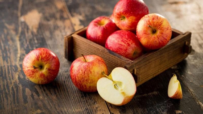 Agar manfaatnya maksimal, makanlah apel secara langsung, jangan dibikin smootie atau jus. (Isock)