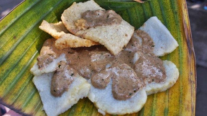 Cabuk rambak, kuliner khas Solo. (Travel.tribunnews.com/Satyawinnie)