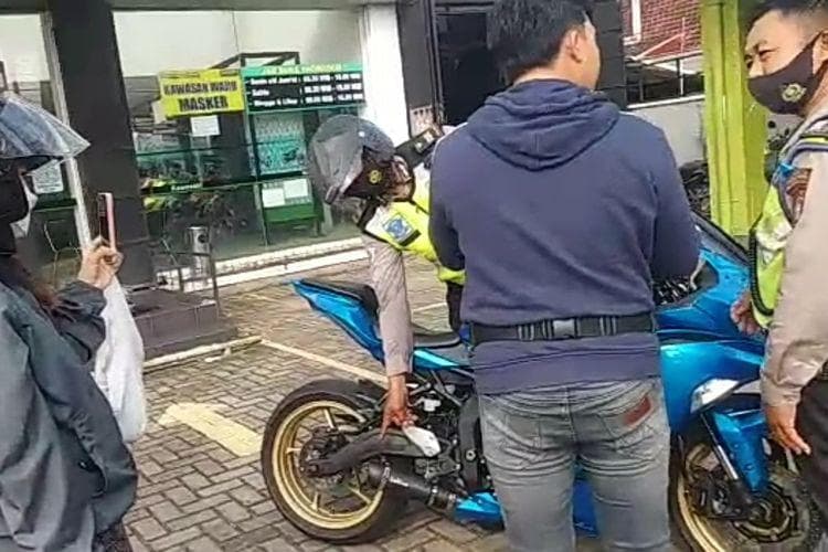 Video dengan narasi pengendara sepeda motor ditilang di diler viral di media sosial. (Kompas/Dok Satlantas Polresta Bandar Lampung)
