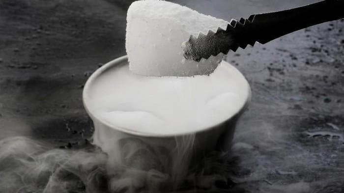 Tambahkan es kering untuk menjaga makanan pada suhu 4,5 derajat Celcius. (Thinkstock via Detik)