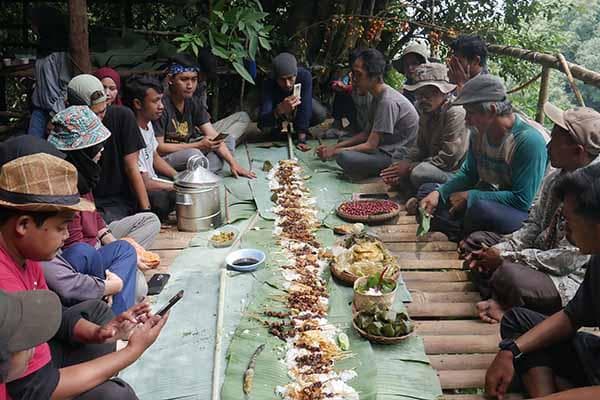 Warga Desa Colo melakukan tradisi Wiwit Kopi. (Betanews/Kartika Wulandari)