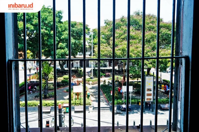 Meski ukurannya kecil, Taman Srigunting teduh dan nyaman dijadikan tempat duduk-duduk pengunjung Kota Lama. (Inibaru.id/Audrian F)