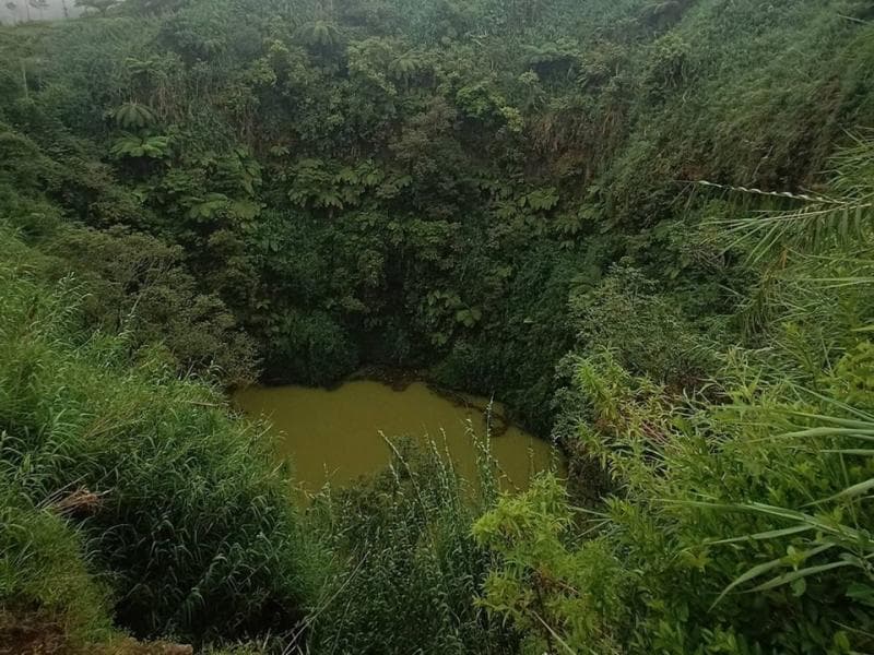 Sumur raksasa Jalatunda yang dikelilingi tebing-tebing tinggi. (Instagram/Oriletsa Osa)
